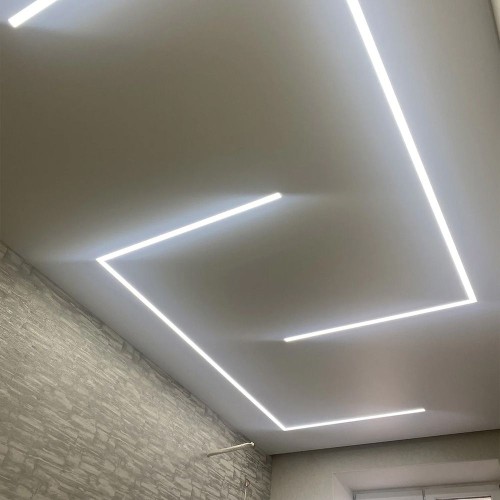 Lineāra LED gaisma ģeometriskā griestu zīmējumā